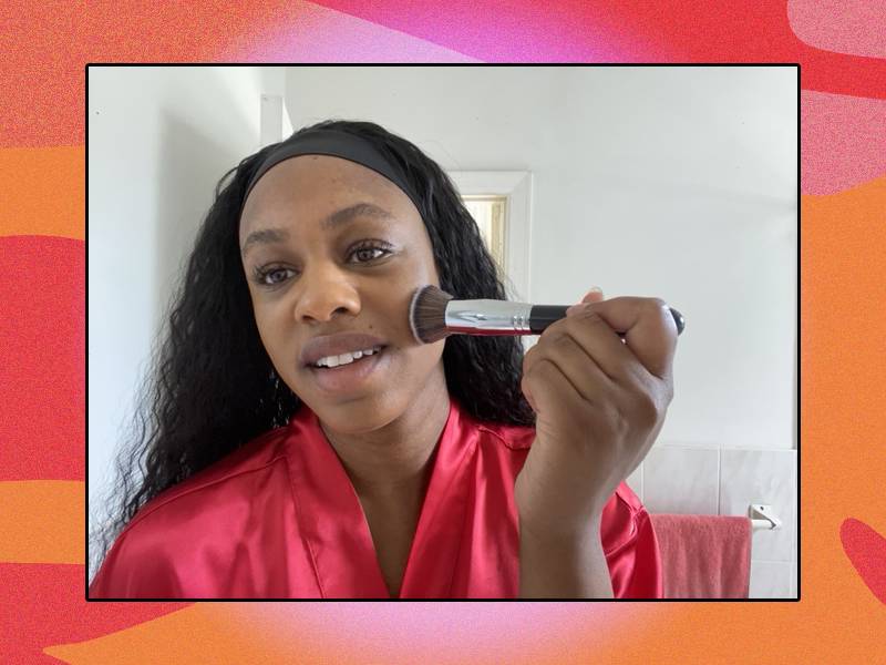 كيفية استخدام فرشاة التنقيط لتطبيق كريم الأساس