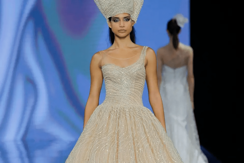 فساتين Cymbeline الذهبية لعروس 2024 المتألقة بالصور..