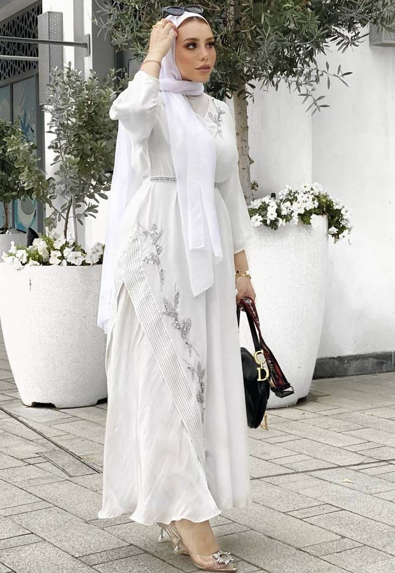 فساتين ناعمة باللون الأبيض