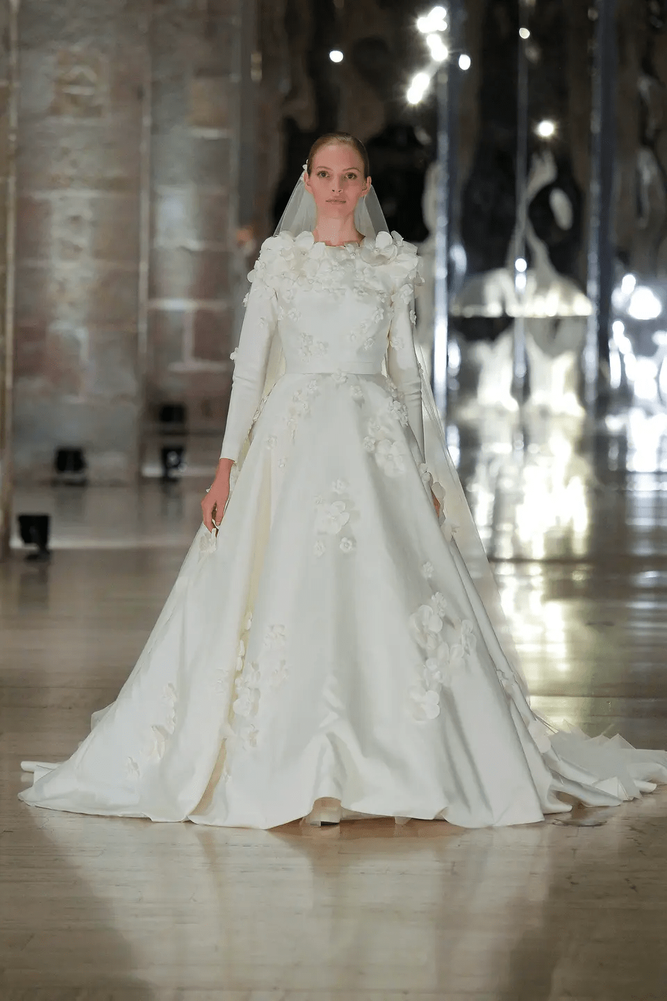 تصاميم فساتين زفاف إيلي صعب 