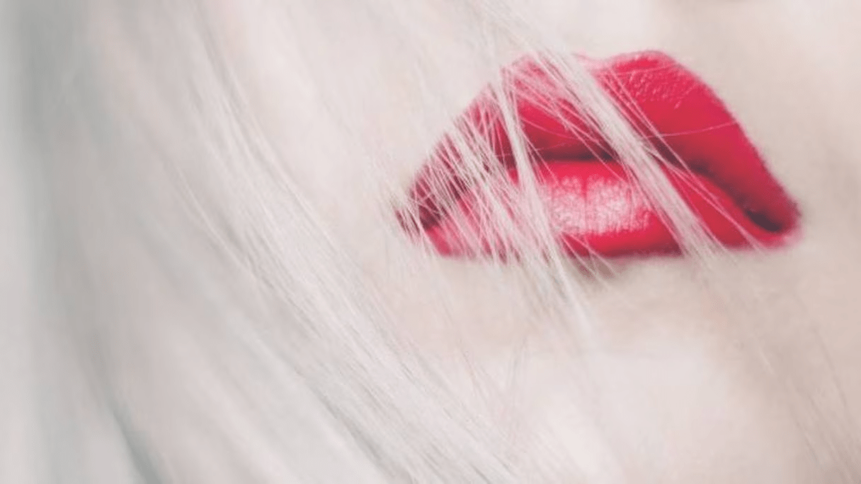 أسرار الحصول على أحمر شفاه لامع مثالي!