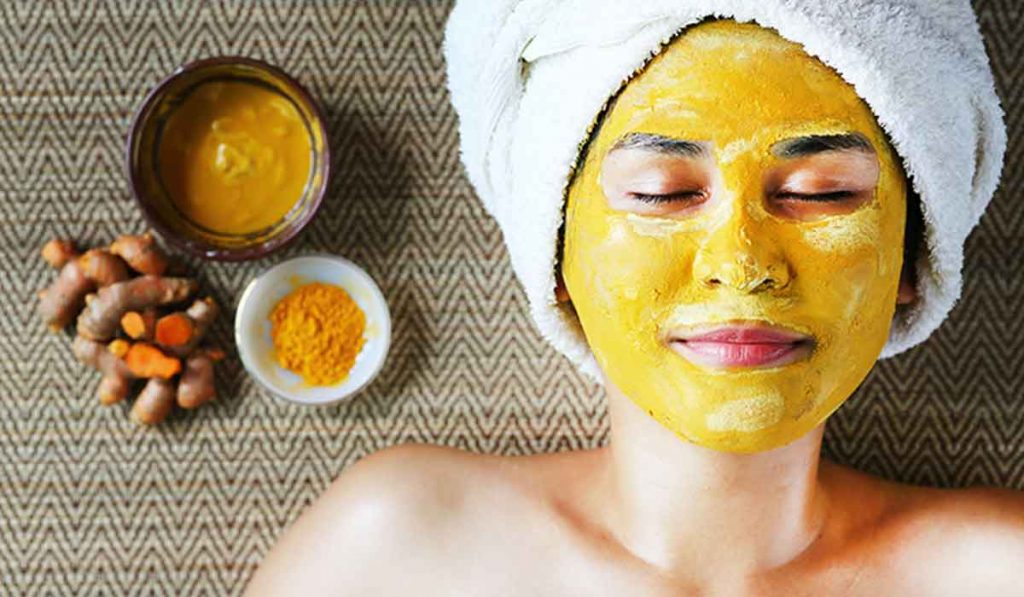 أقنعة الكركم لعلاج مشاكل البشرة قبل حفل الزفاف