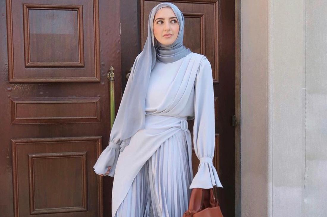 إطلالات سهرات راقية بألوان باستيل ناعمة للمحجبات