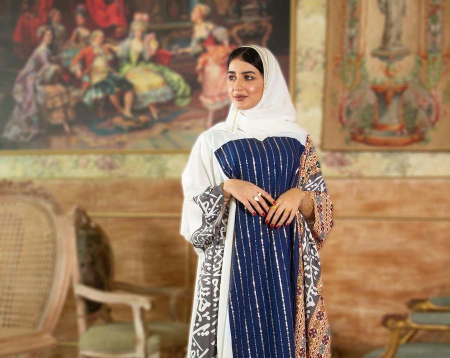 موديلات عبايات مزينة بطبعة الحروف بالصور