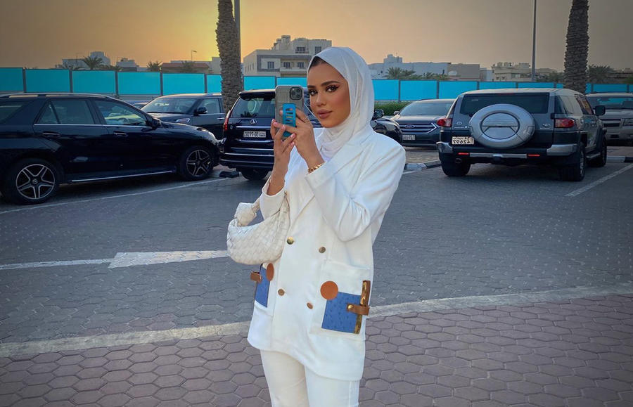 بدلات باللون الأبيض ونصائح لتنسيقها على طريقة الفاشينيستا