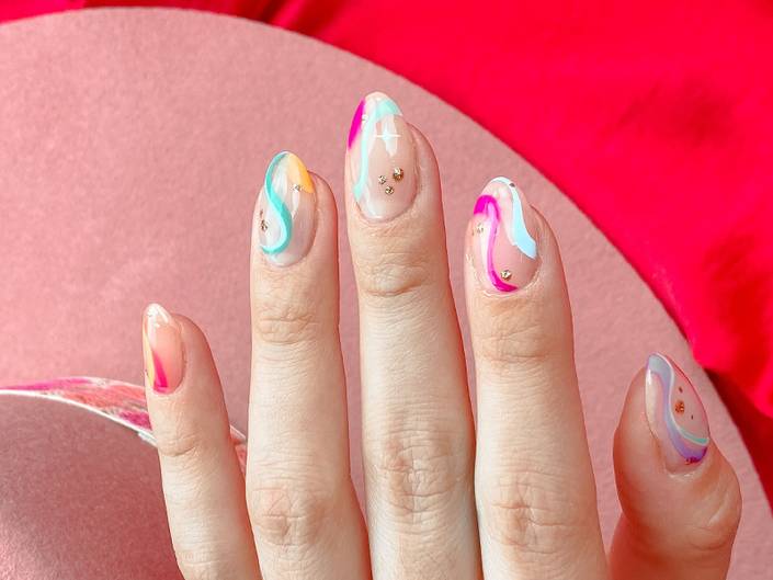 خطوات تطبيق الأظافر المظغوطة بشكل صحيح لتدوم لفترة أطول