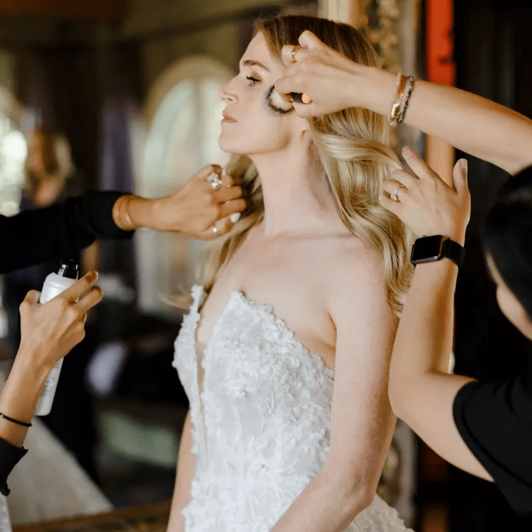 هل يجب عليك تطبيق المكياج أو تسريح شعرك أولاً في يوم زفافك؟