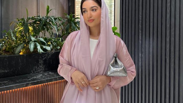 جربي العبايات الوردية لطلة كاجوال أنثوية