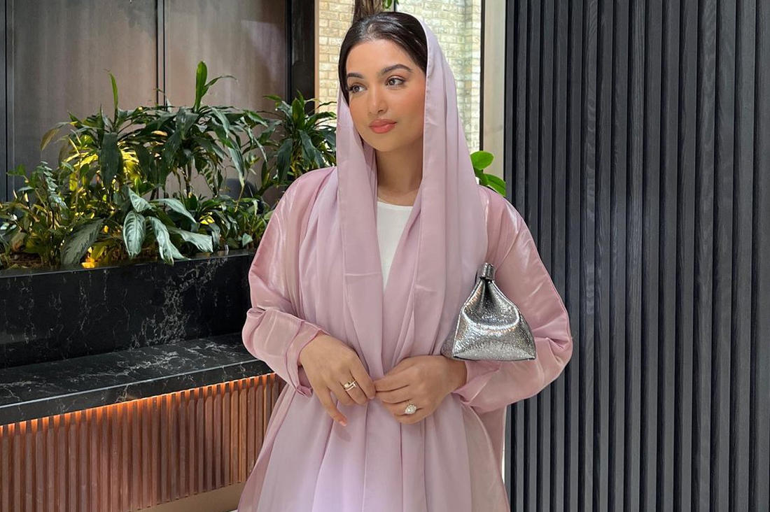 جربي العبايات الوردية لطلة كاجوال أنثوية