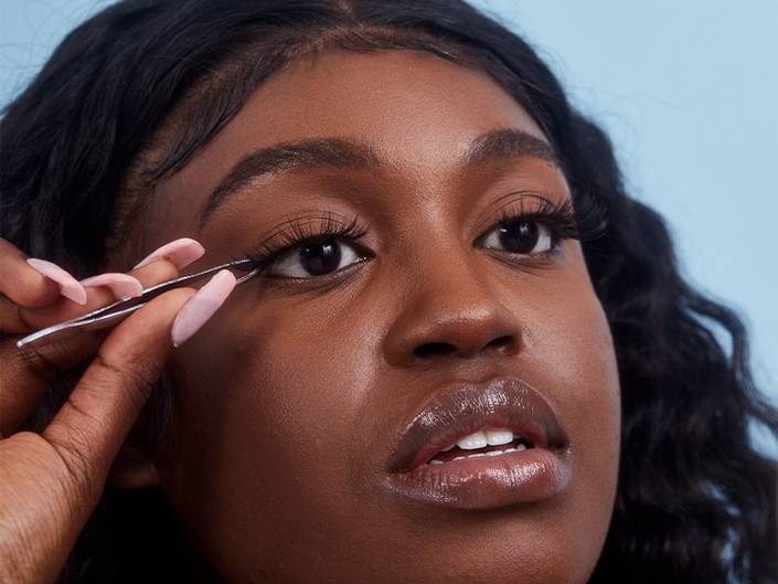 كيفية تنظيف وإعادة استخدام الرموش الصناعية المفضلة لديك