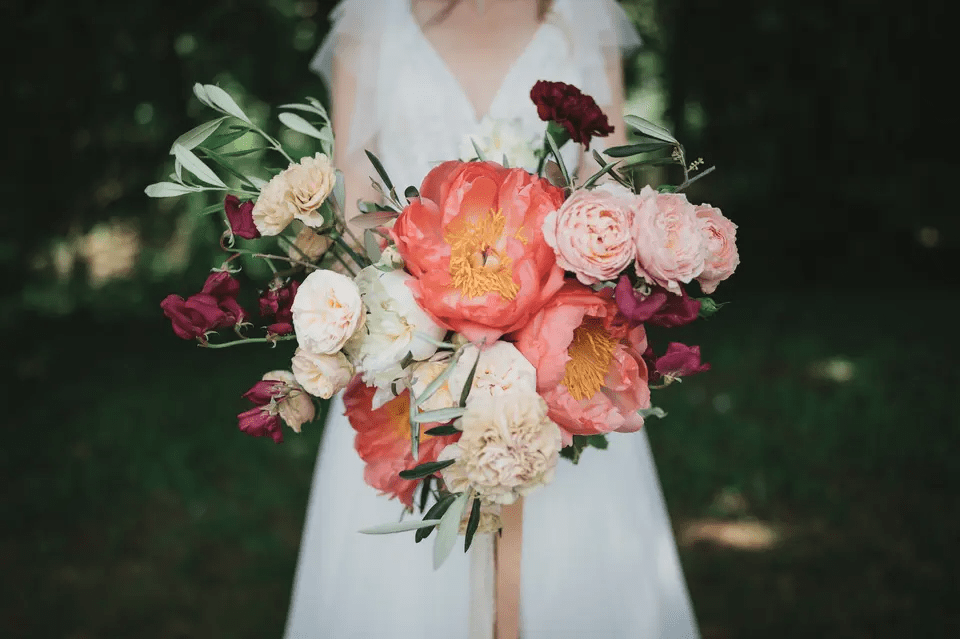 بوكيهات زفاف بوهيمية وملونة لإطلالة عروس جذابة وحيوية