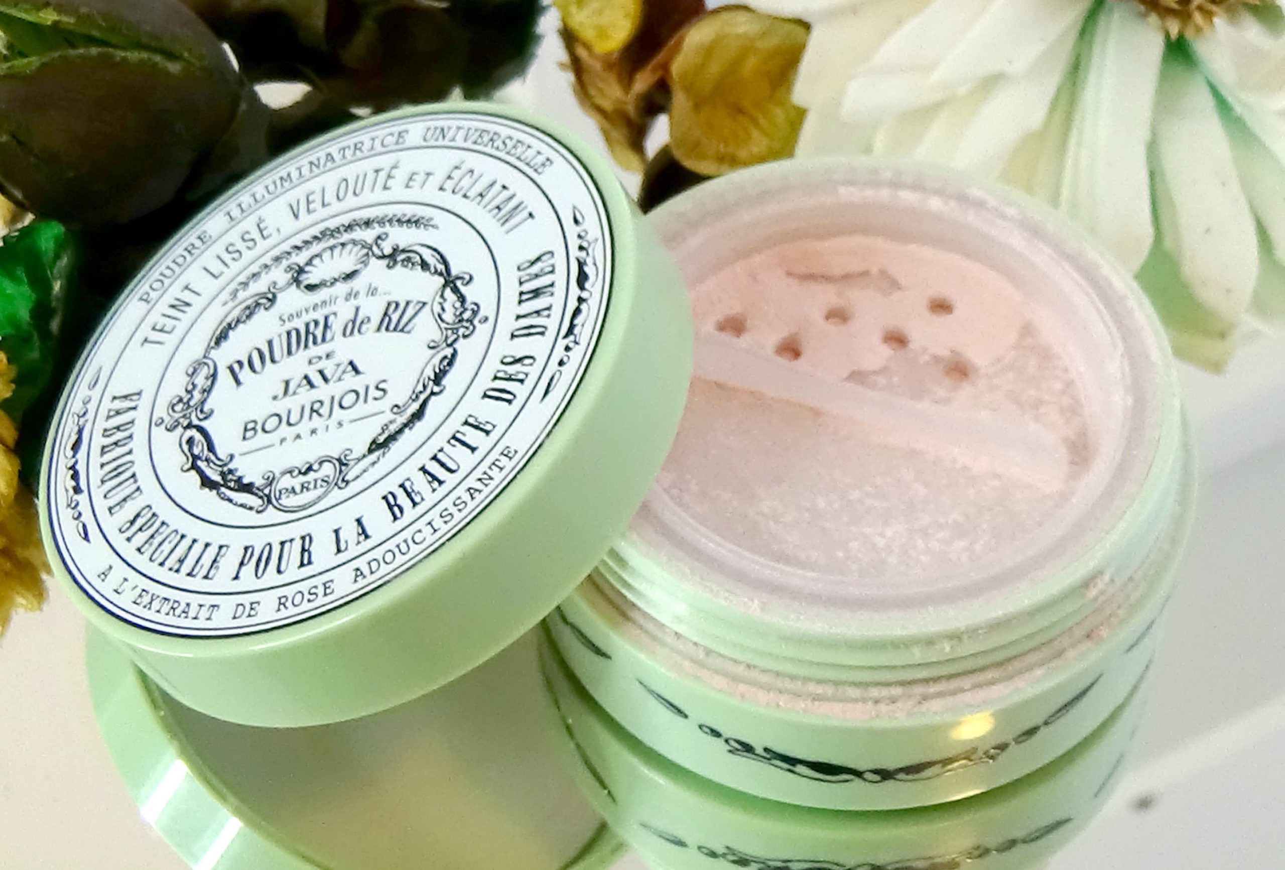 مميزات بودرة الأرز للتجميل من علامة Bourjois