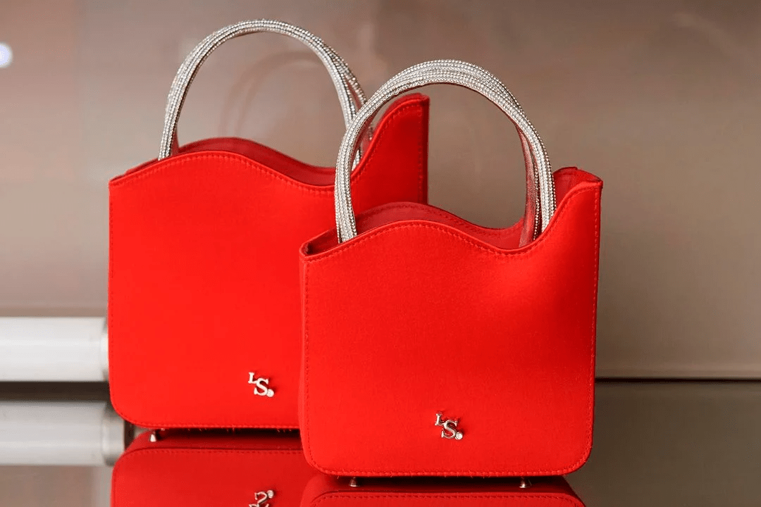 حقائب باللون الأحمر 