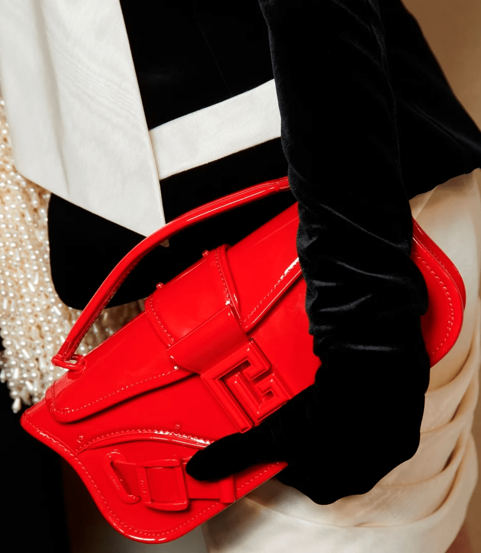 حقائب باللون الأحمر 