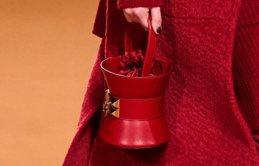 حقائب باللون الأحمر لإطلالة جذابة في الحفلات والسهرات بالصور..