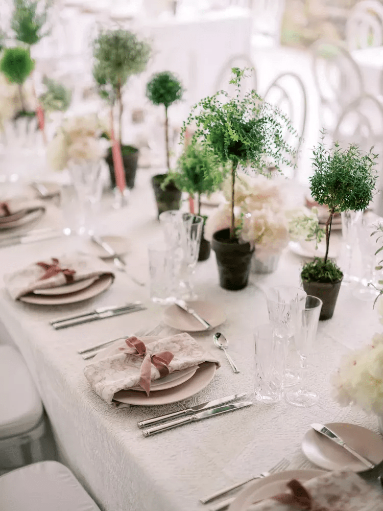 تزيين طاولات الاستقبال في حفل الزفاف