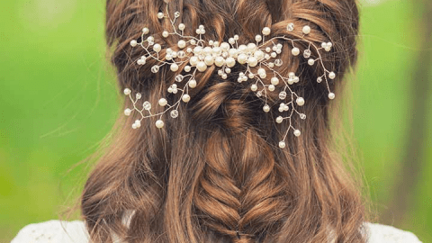 تسريحات شعر بسيطة للعروس صاحبة الشعر الكيرلي