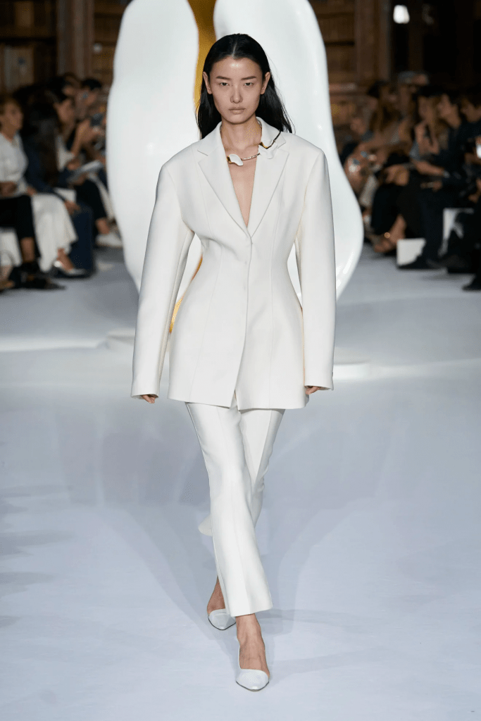 بدلات زفاف شتوية تخطف الأنظار بالصور..