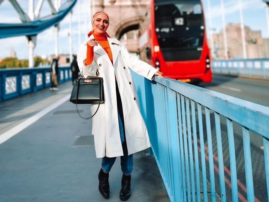 كيفية تنسيق المعطف الأبيض للمحجبات بطرق مختلفة