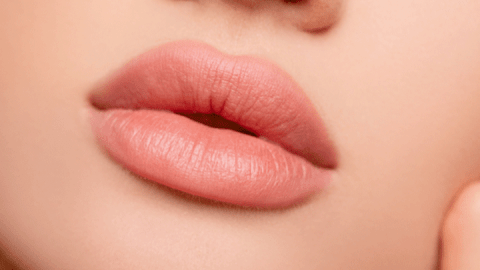 كيفية جعل الشفايف وردية اللون