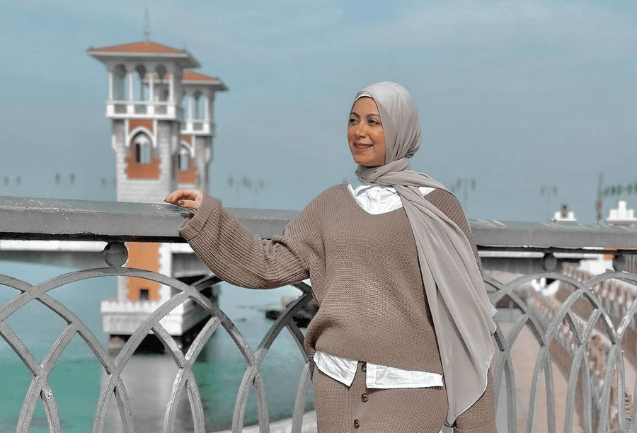 تنسيق كنزات الصوف الفضفاضة للمحجبات: إطلالات دافئة وأنيقة