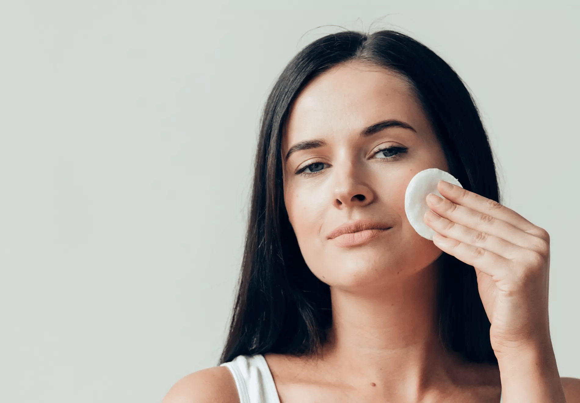 روتين جمالي لتنظيف البشرة بعد إزالة المكياج