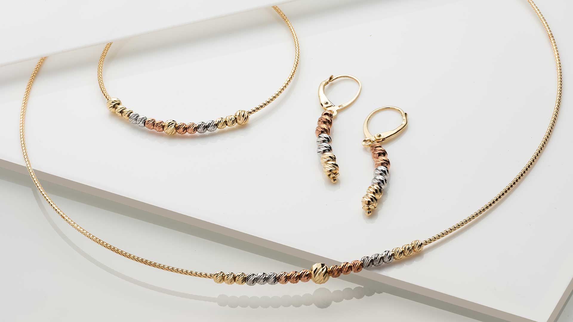 كيفية اختيار الأكسسوارات الذهبية التي تناسب فستان زفافك