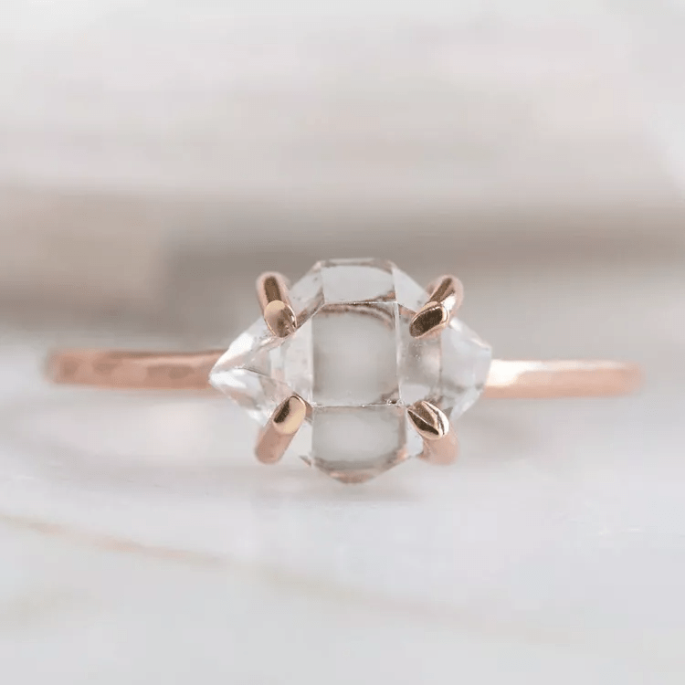 دليلك الكامل حول ماس هيركيمر وأفضل خواتم الزفاف التي عليك اقتناؤها