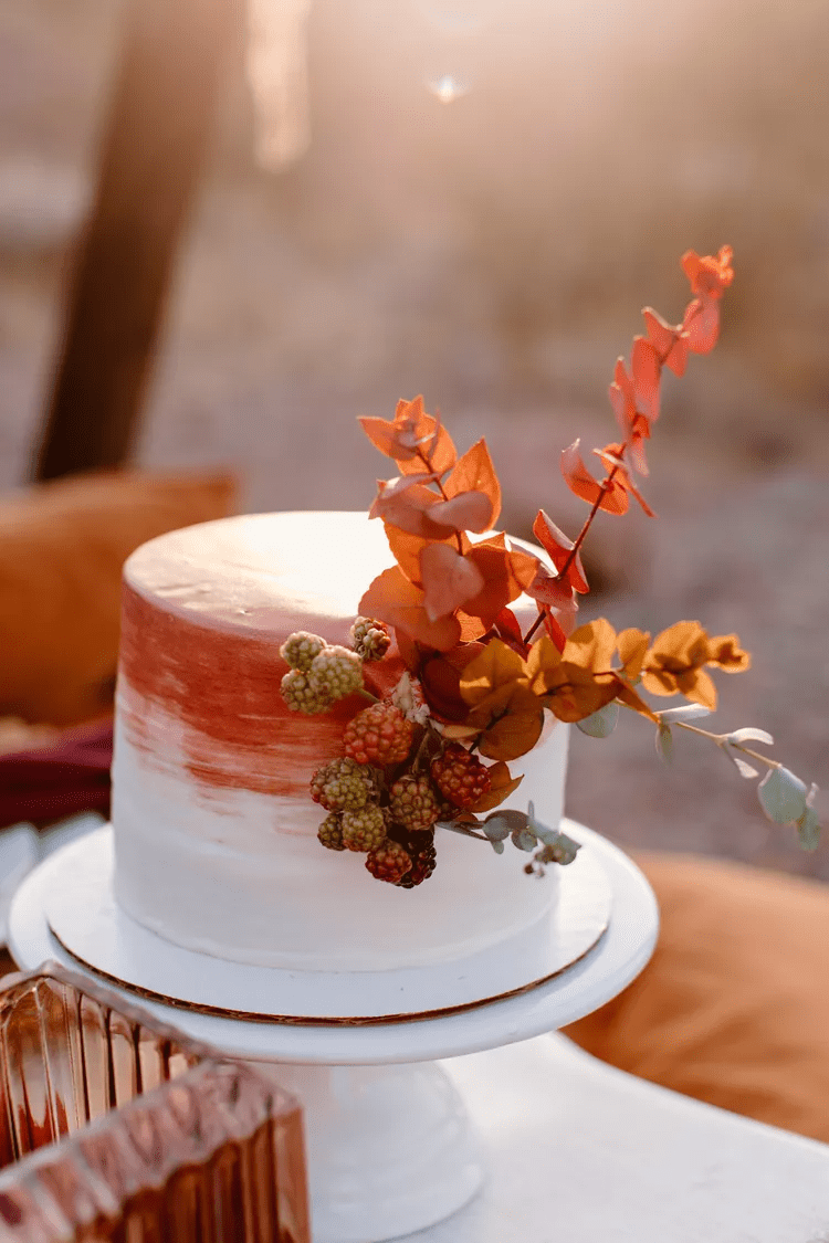 كعكات زفاف لمحبات اللون الأحمر بالصور..