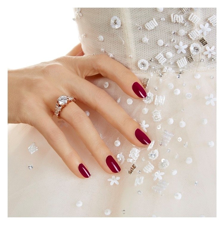 ألوان مانكير تناسب البشرة البيضاء