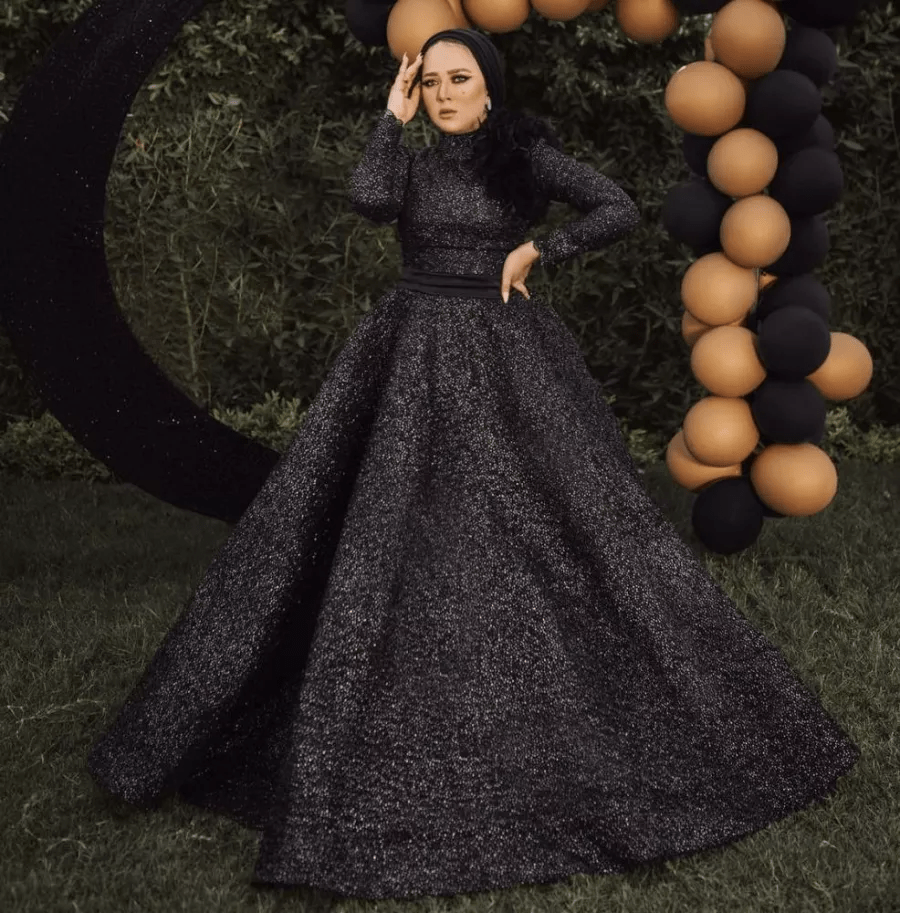 فساتين سواريه سوداء اللون لإطلالة أنيقة ومحتشمة
