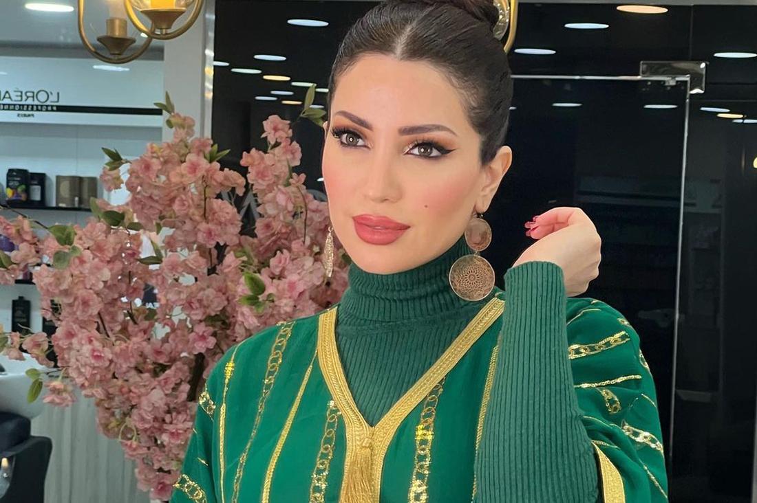 كيفية تنسيق المجوهرات مع العبايات