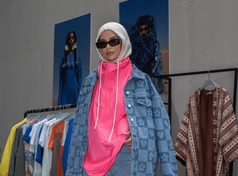 طرق تنسيق جاكيت الجينز القصير لإطلالة محتشمة وجميلة