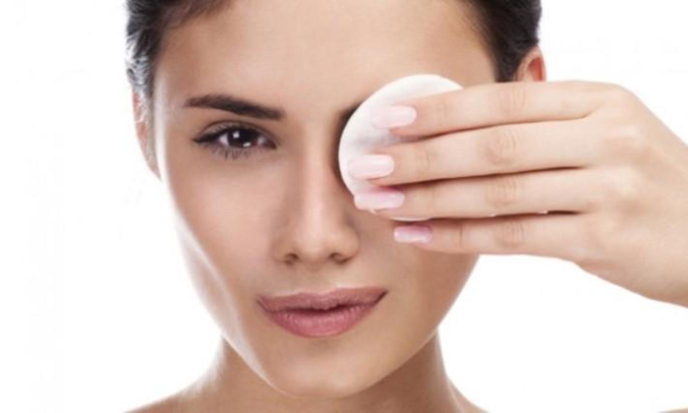 طرق طبيعية لإزالة المكياج بسهولة