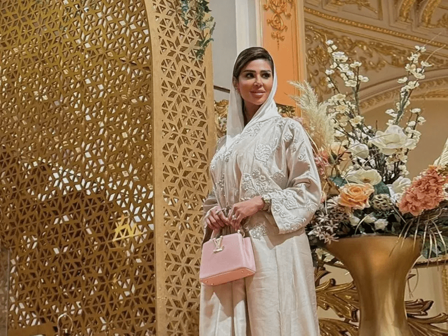 عبايات باللون الكريمي للتمتع بإطلالة زفاف ساحرة