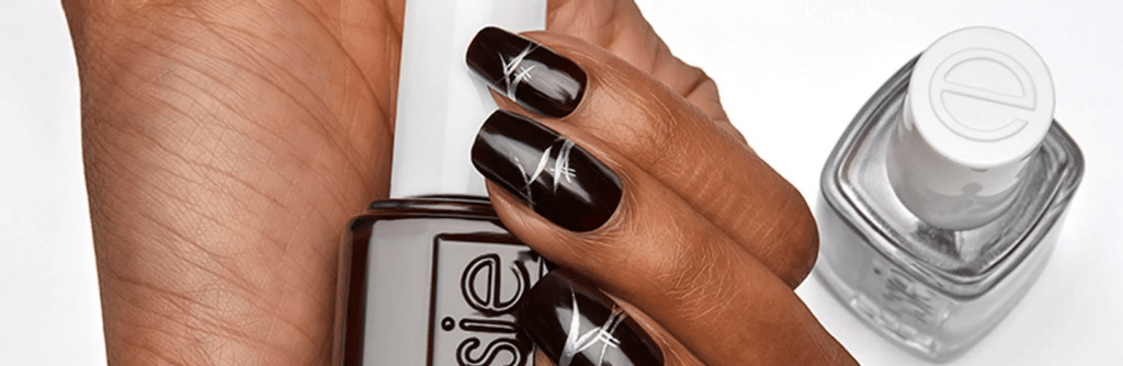 أفكار رسومات أظافر ميتاليك لصيف 2024