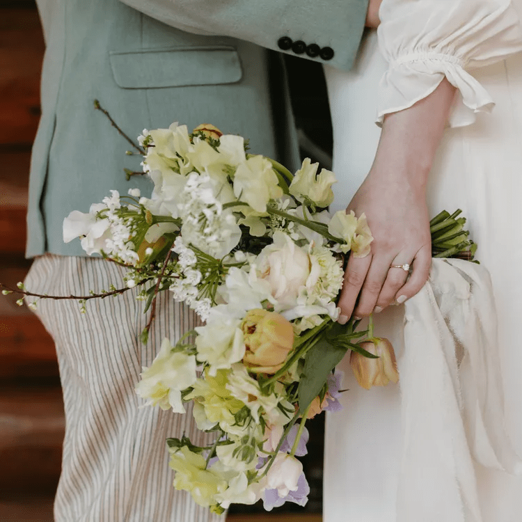 اختيار بوكيه الزفاف للعروس في فصل الربيع: تناغم ساحر من الألوان