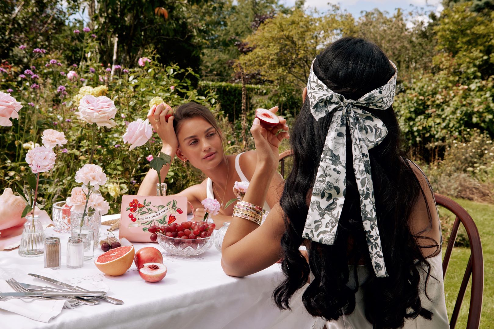 فن تنسيق الوشاح لإطلالات صيفية مذهلة