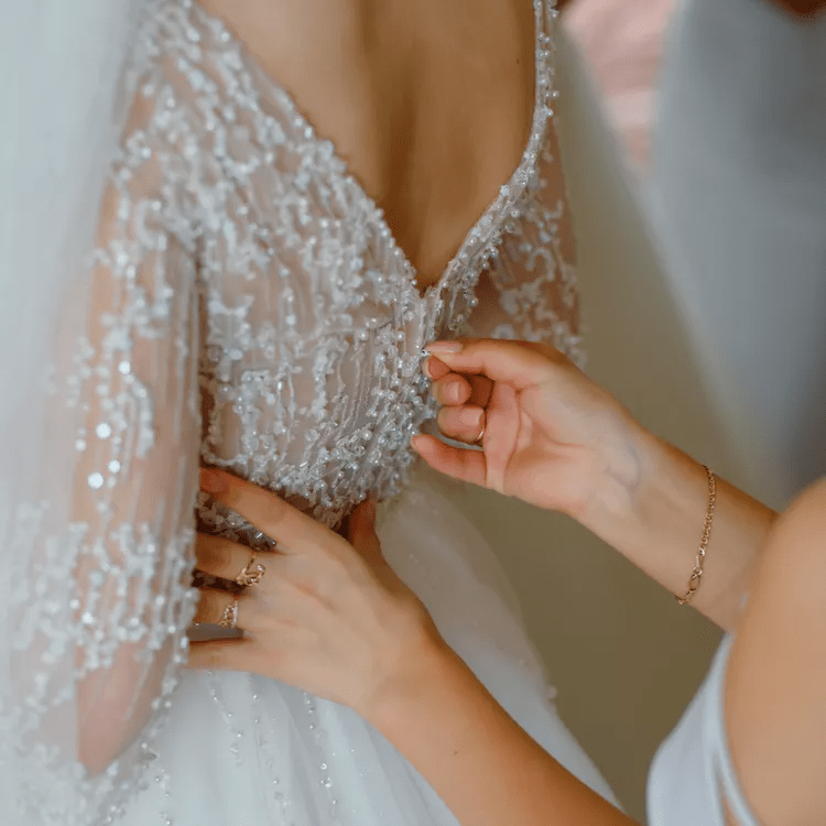 ماذا تفعلين إذا كان فستان الزفاف كبير جدًا أو ضيق