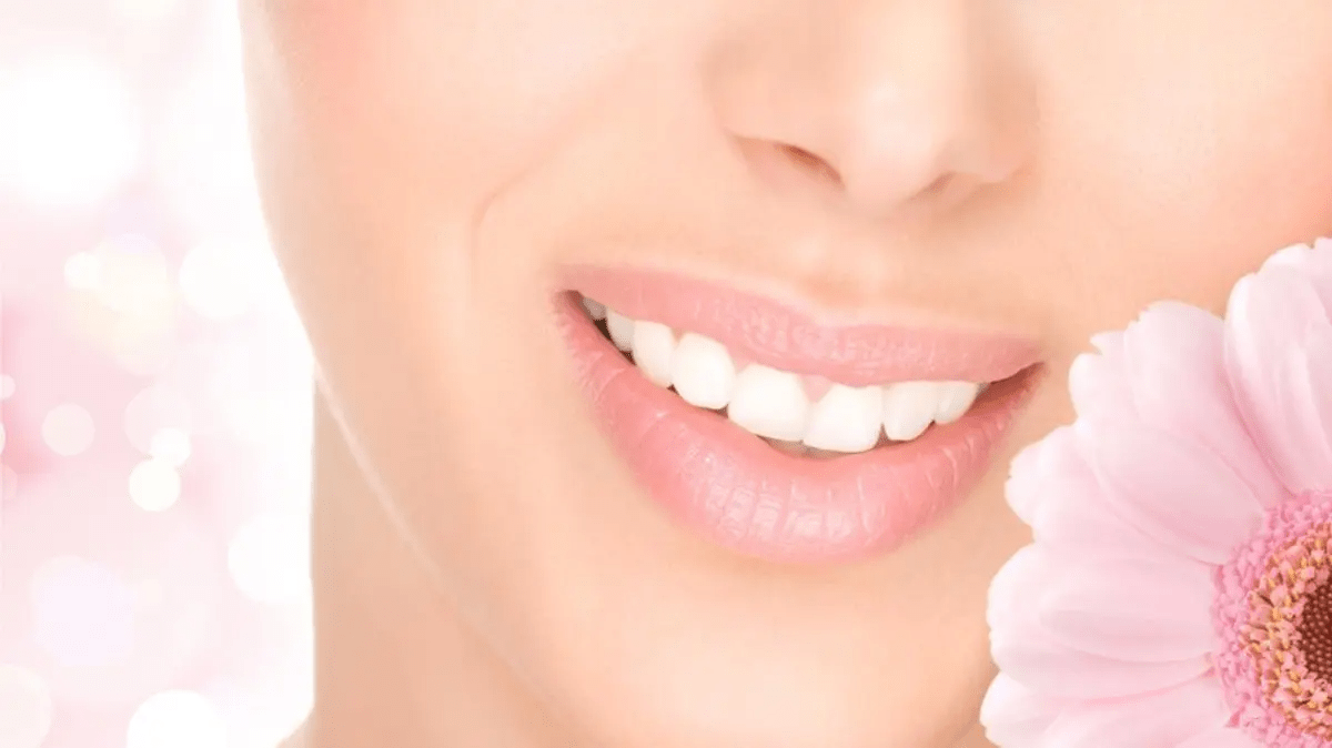 خلطات طبيعية لأسنان بيضاء وابتسامة عروس ساحرة