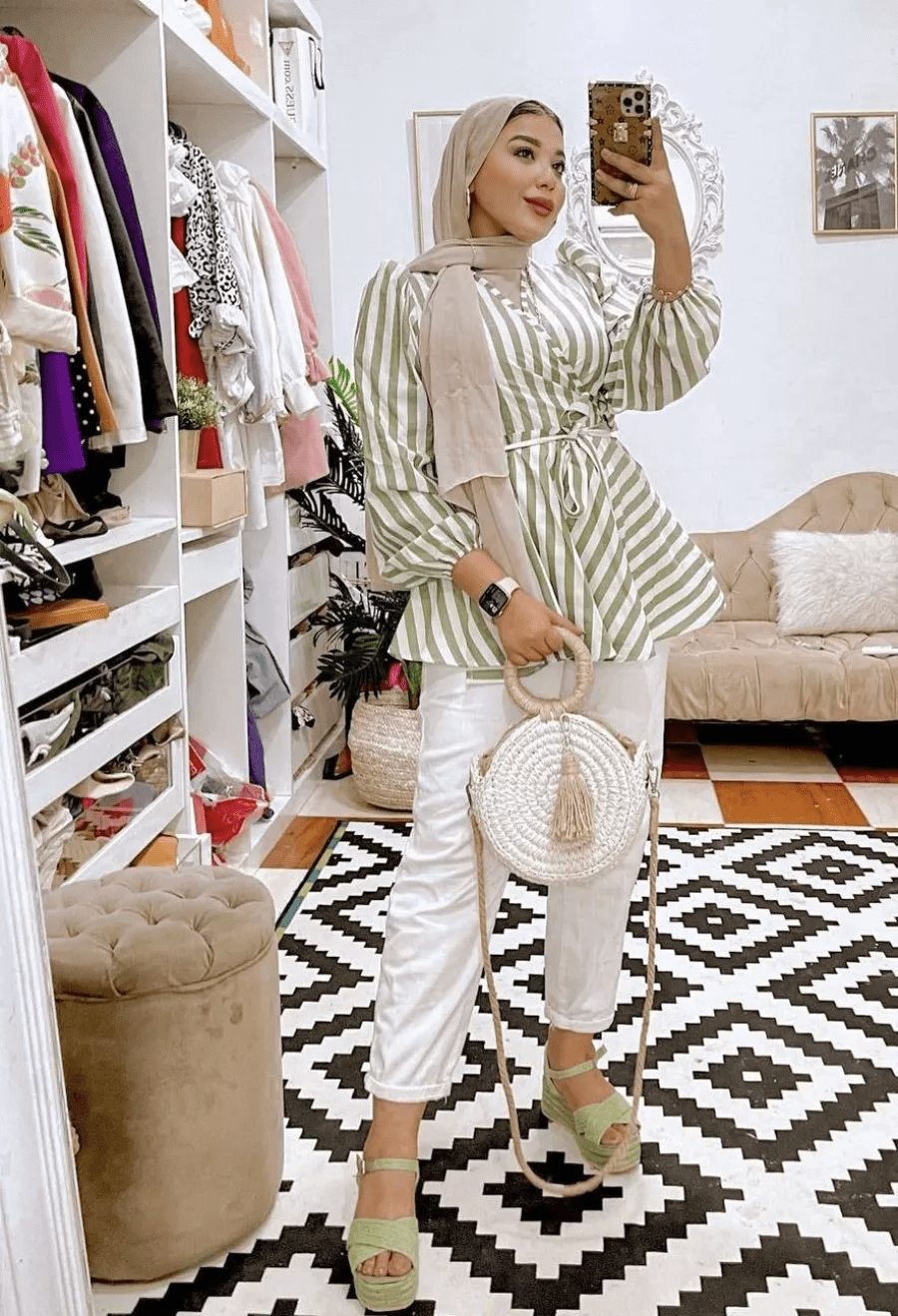 طرق تنسيق القميص المخطط بطرق محتشمة وأنيقة