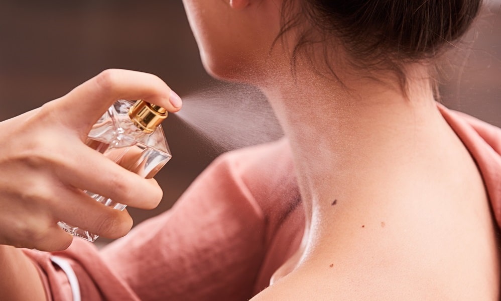 أسباب تمنعك من رش العطر على العنق!