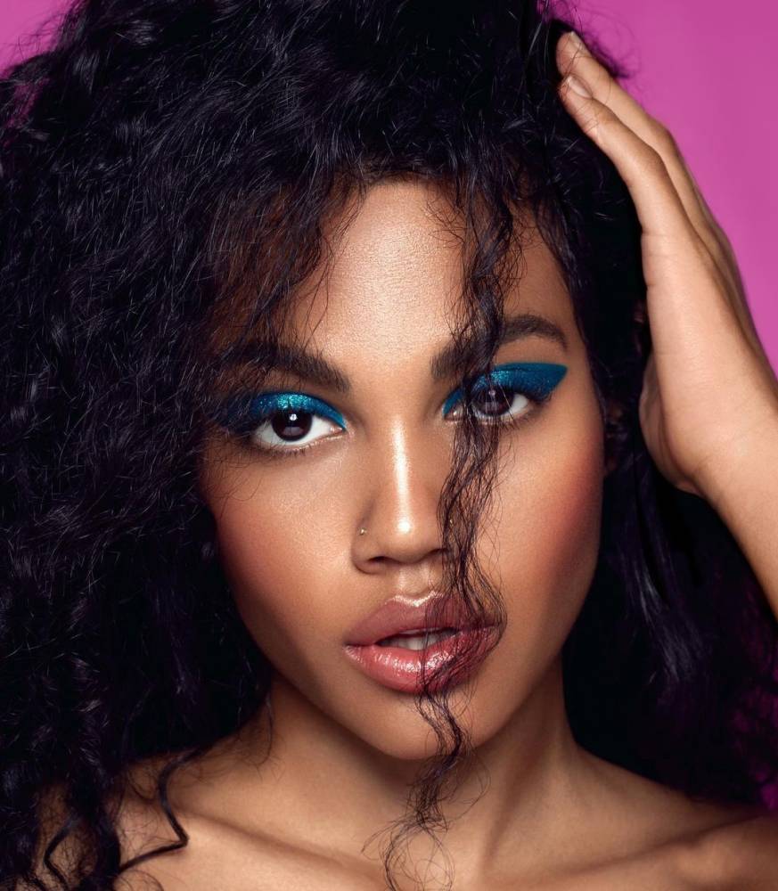 ستايلات مكياج أزرق نيلي