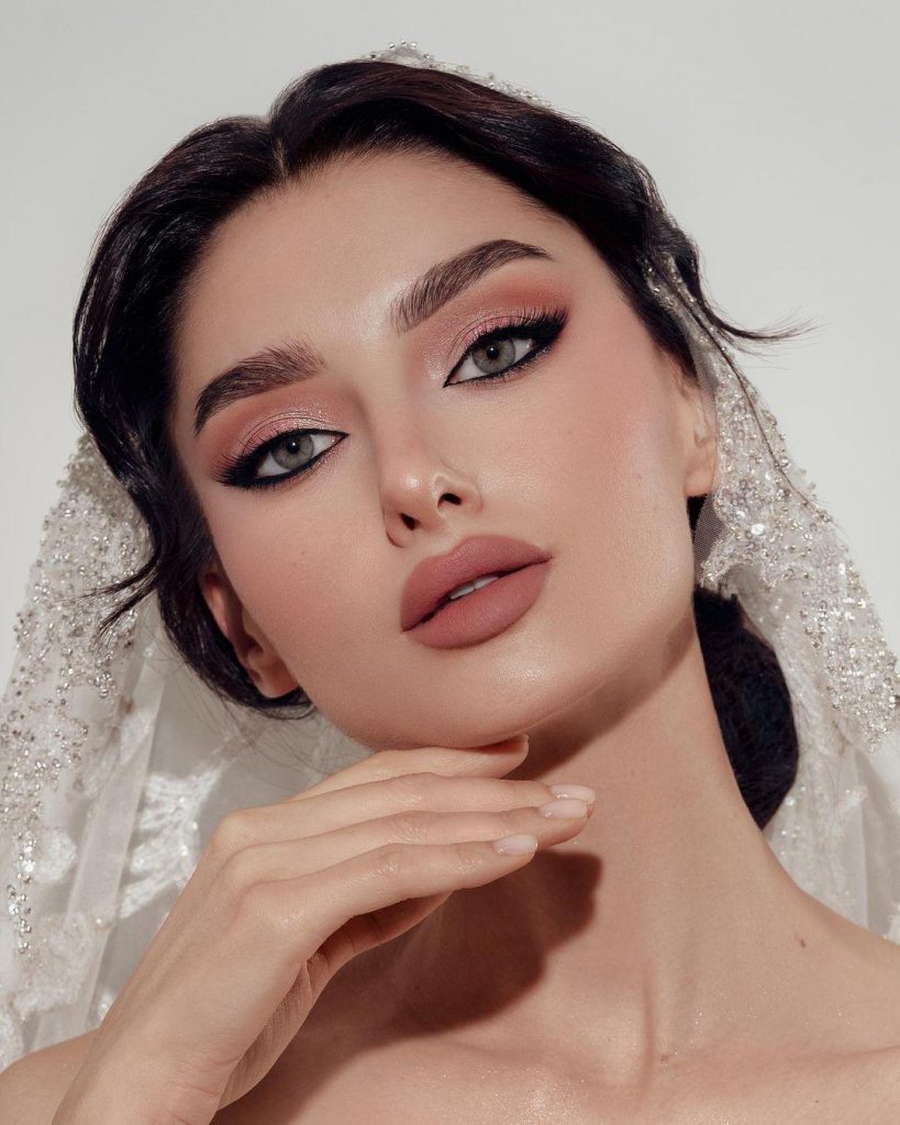 التنسيق بين فستان الزفاف ومكياج العروس : دليل خبراء التجميل