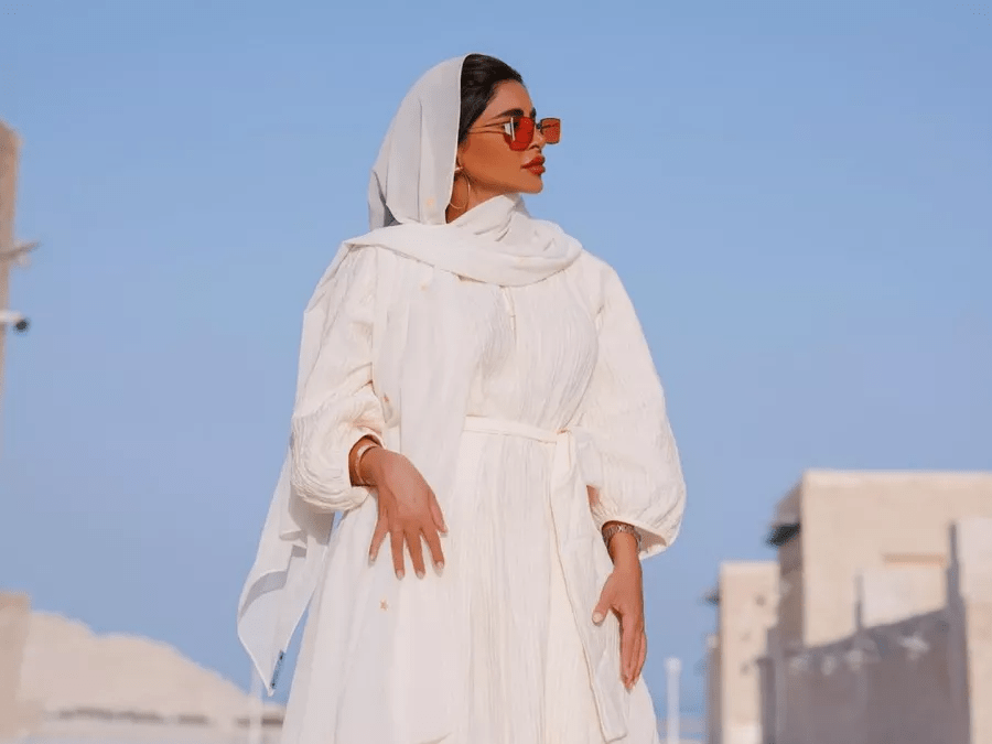 كيفية تنسيق الفساتين البيضاء للمحجبات لإطلالات صيفية راقية