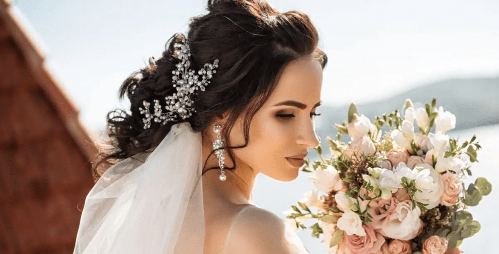 تصاميم أكسسوارات الشعر للعروس: بين النعومة والفخامة