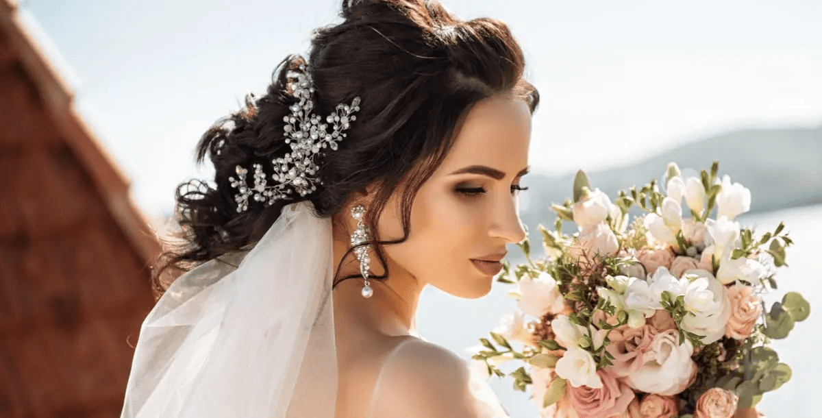 تصاميم أكسسوارات الشعر للعروس: بين النعومة والفخامة