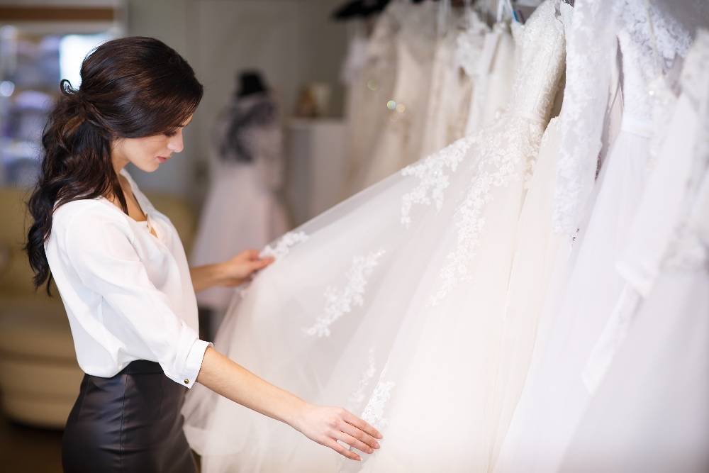 اختيار فساتين الزفاف
