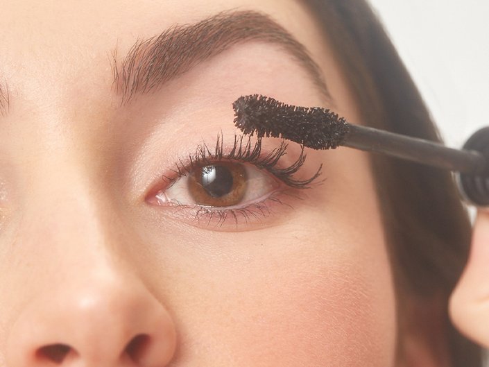 خطوات صبغ الرموش في المنزل دون الذهاب لصالون التجميل