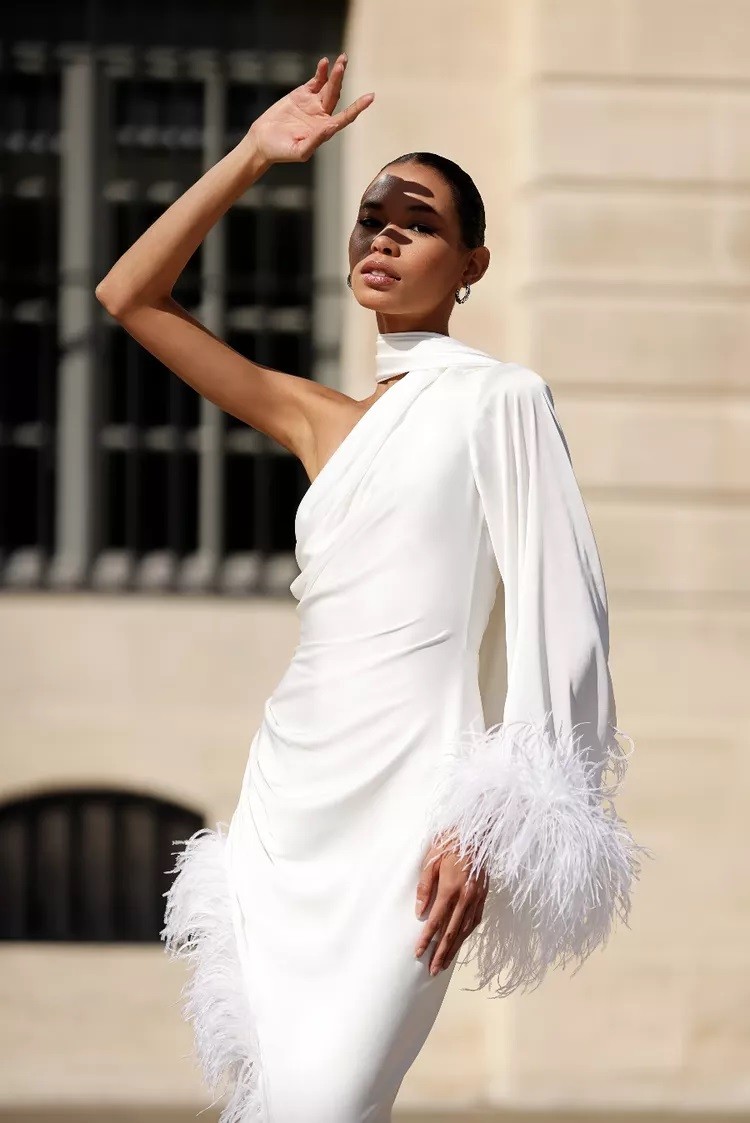 فساتين زفاف مزينة بالريش بالصور